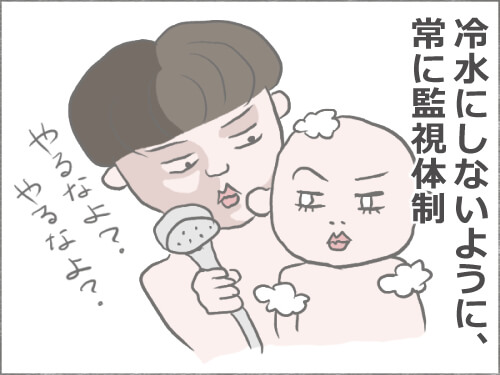 お風呂で赤ちゃんがイタズラしないよう見張っている母親のイラスト
